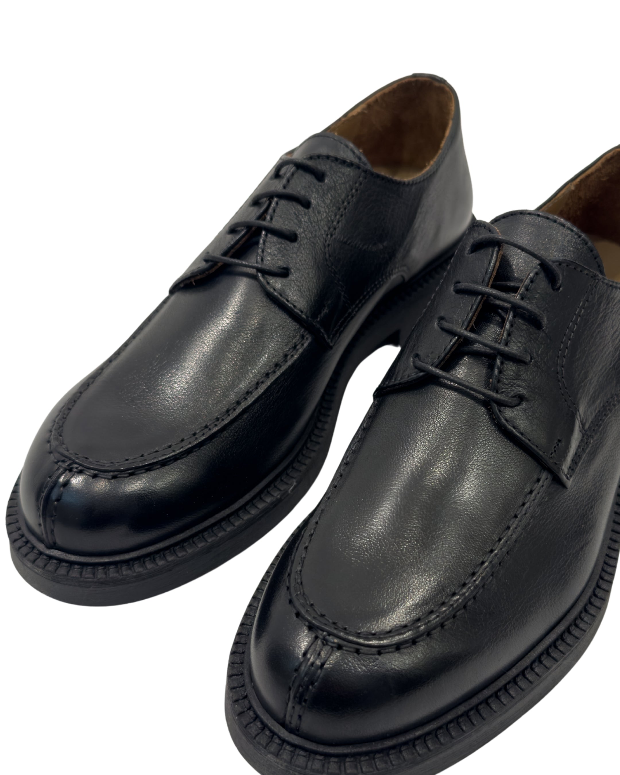 Derby artigianale in pelle nera -stile, comodità e carattere.