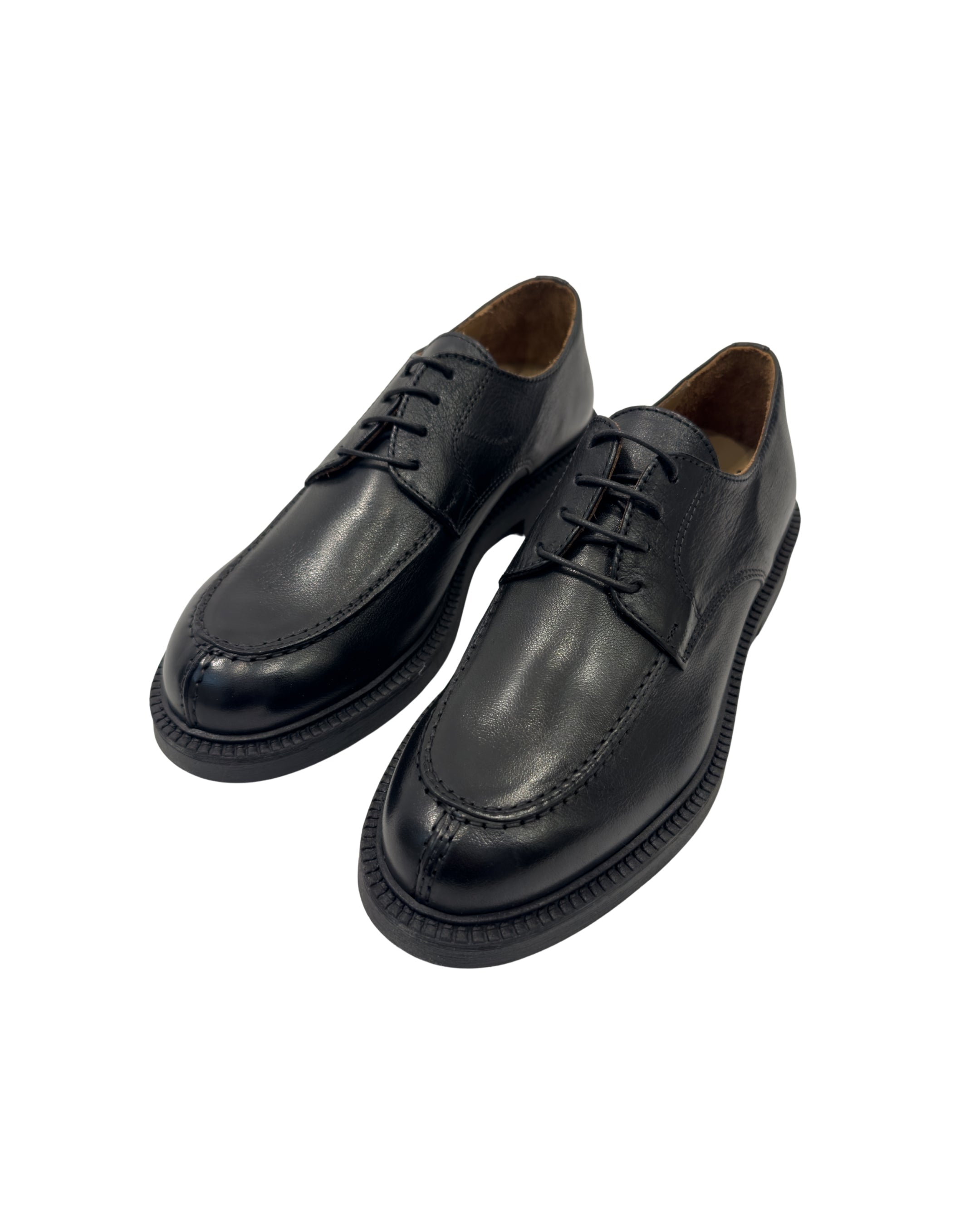 Derby artigianale in pelle nera -stile, comodità e carattere.